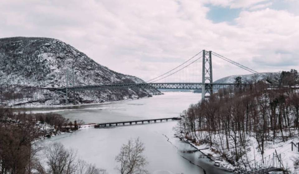 Der beeindruckendste Winterurlaubsort in New York ist nur eine Stunde von NYC entfernt – erlebe die atemberaubende Wanderung der Weißkopfseeadler vor dramatischen Klippen und dem eisigen Hudson River.
