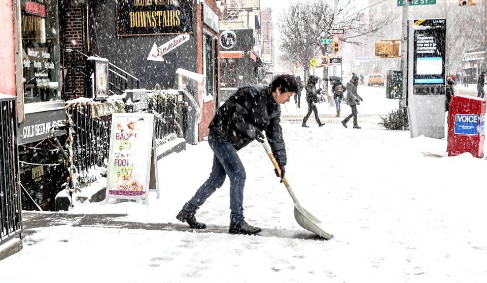 Tu peux gagner jusqu’à 45 $ de l’heure pour déblayer la neige à New York cet hiver