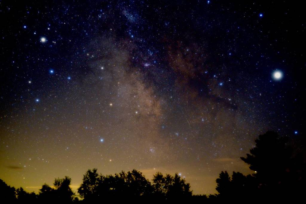 A escapada mais romântica do Dia dos Namorados na Costa Leste: esta trilha de raquetes de neve à luz de velas parece um filme de romance de inverno — e fica a uma curta distância de Nova York.
