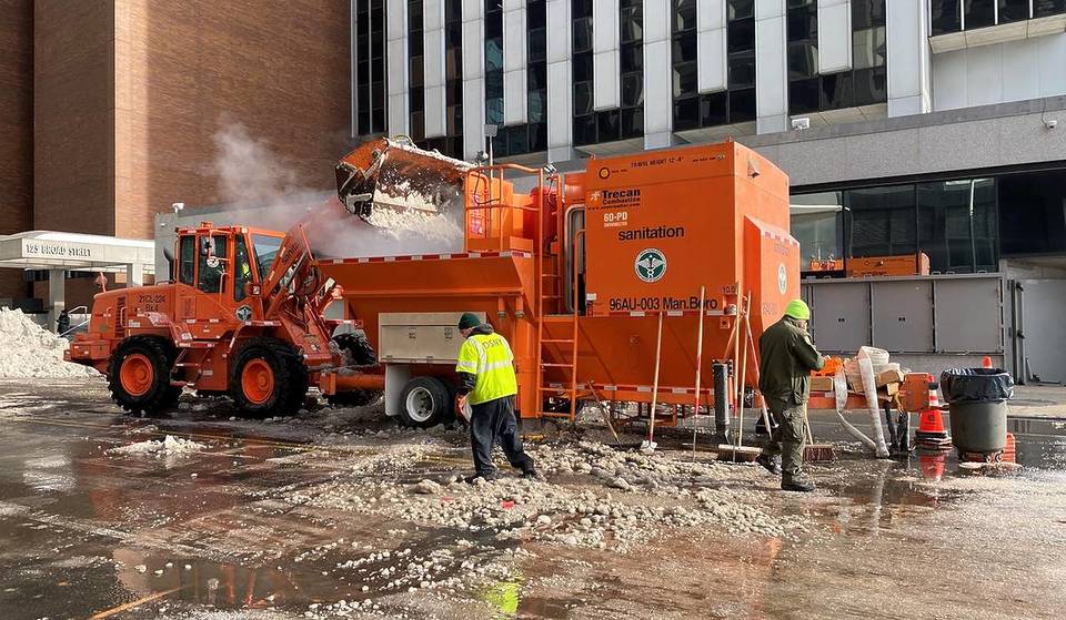 New York sta usando delle gigantesche “vasche idromassaggio” per sciogliere la neve dalle strade dopo la tempesta dello scorso fine settimana, e un’altra è in arrivo.