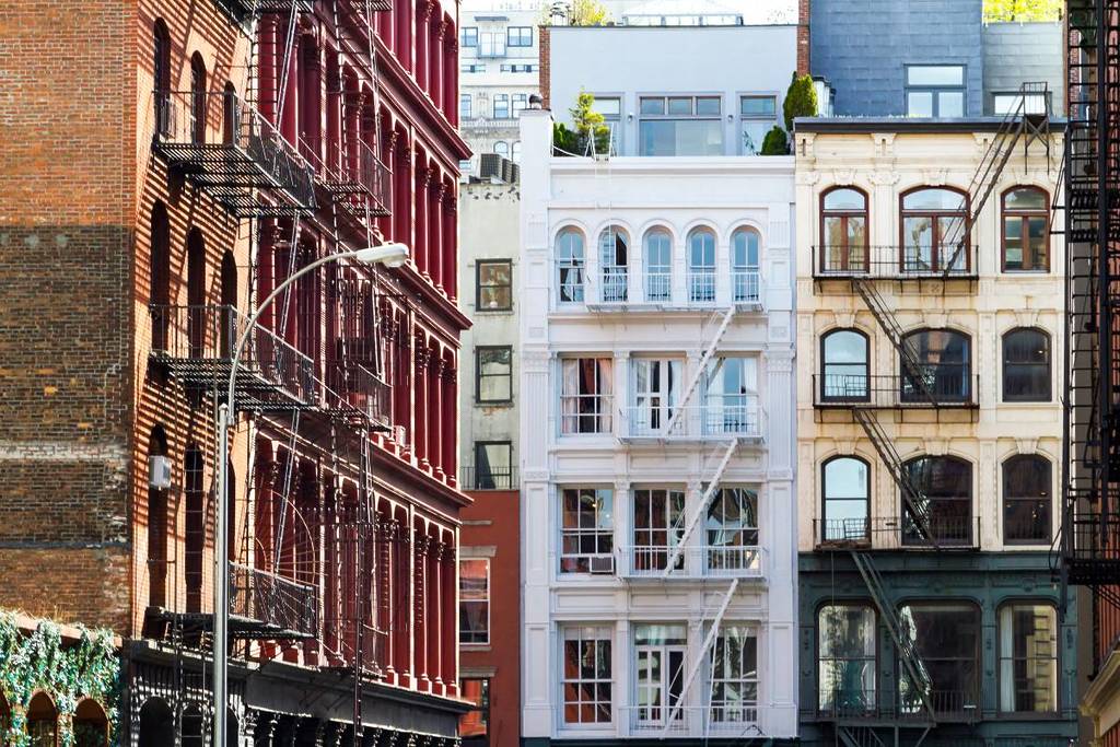 Edifici storici su Crosby e Howard Street nel quartiere SoHo di Manhattan, New York City NYC