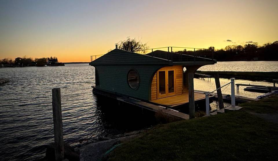 Esta sauna finlandesa flotante acaba de abrir en un impresionante lago del norte del estado, y es la primera de este tipo en el estado.