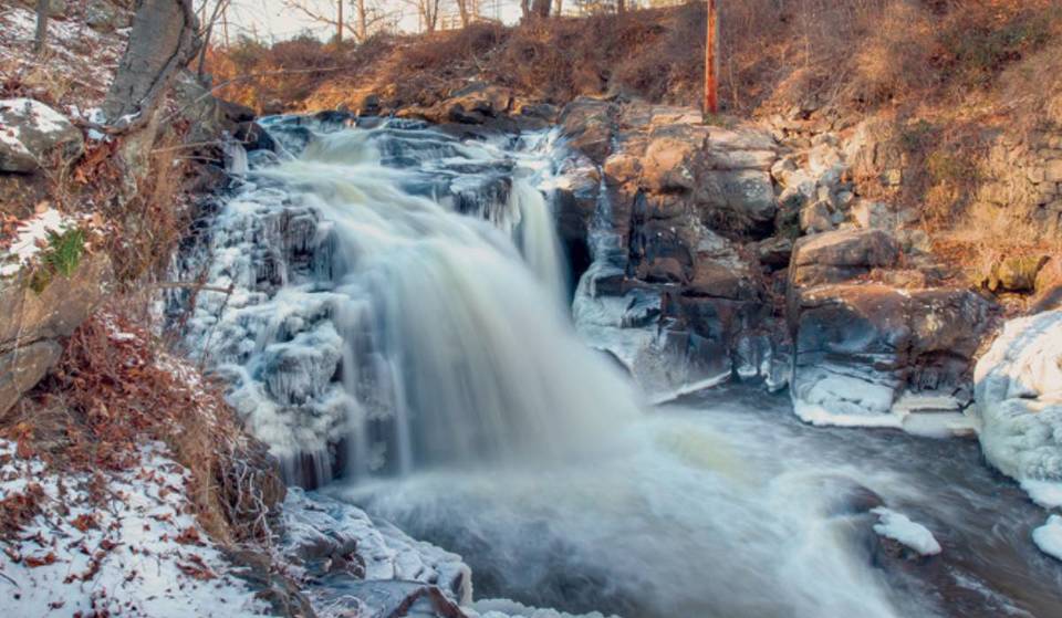 Der „kleine Niagara“ nur eine Stunde von NYC entfernt: Dieses malerische, wenig bekannte Dorf hat einen tosenden Wasserfall, der nur 80 Meter von der Hauptstraße entfernt liegt. 