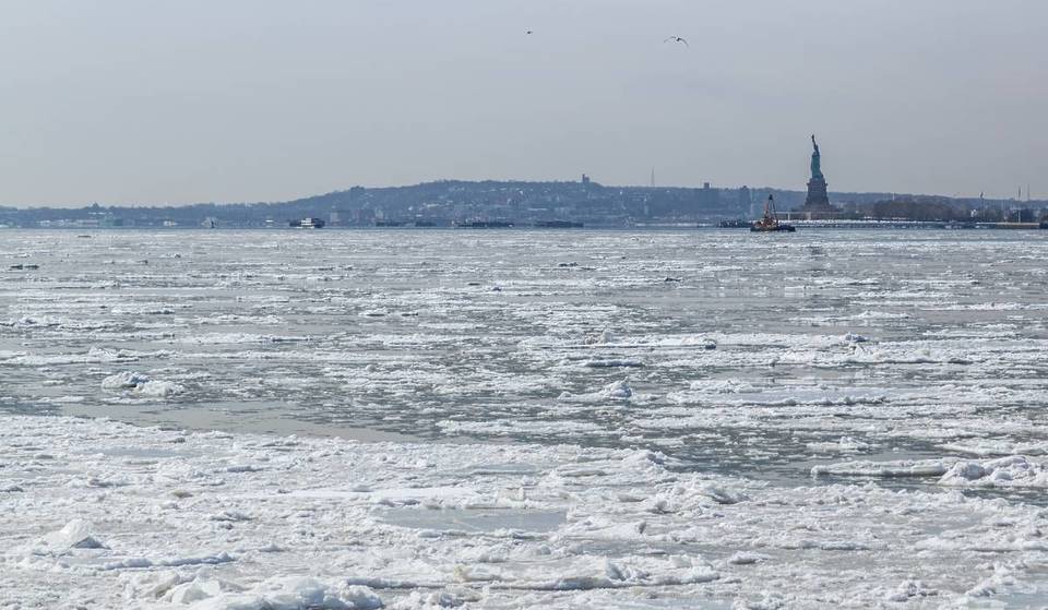 Un raro fenómeno de marea hace que el helado río Hudson invierta su dirección cada seis horas.