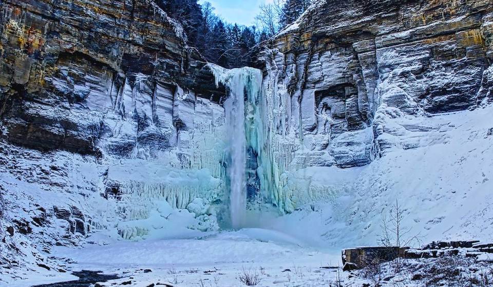 Der höchste Wasserfall im Osten liegt in New York – und im Winter wird er zu einer riesigen Eisskulptur, die höher ist als die Niagarafälle.