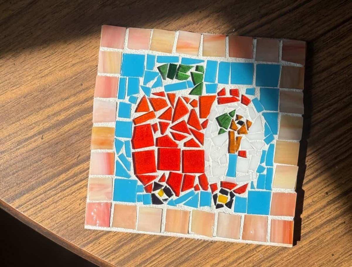 Big apple/NYC-themed tile made during an On The Easel workshop