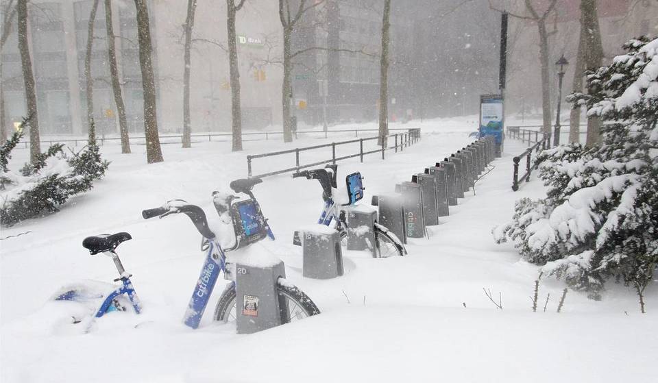 1 600 stations Citi Bike sont encore ensevelies sous la neige deux semaines après la tempête de neige record qui a frappé New York.
