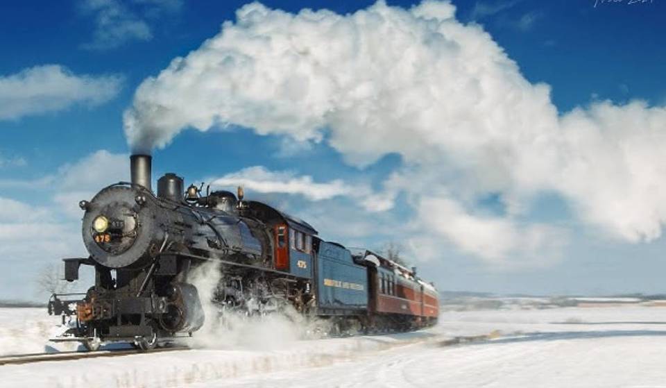 Eine der ältesten noch in Betrieb befindlichen Eisenbahnen der USA ist eine gemütliche Winter-Dampflokfahrt nur eine kurze Reise von NYC entfernt – mit Blick auf verschneite Felder und dem Charme der alten Welt.
