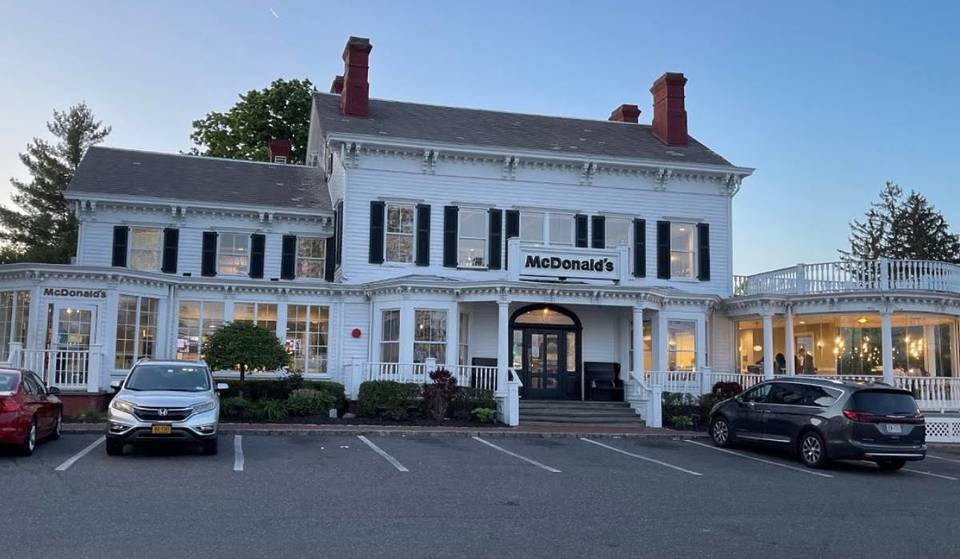 Amerikas schönster McDonald’s-Standort ist nur 30 Minuten von NYC entfernt – schau dir das Innere der atemberaubenden historischen Villa an, in der du jetzt Pommes bestellen kannst.