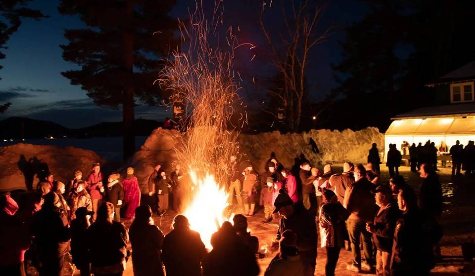 Dieses magische „Frozen Fire and Lights Festival” ist ein Winterwunderland-Traum nur eine kurze Reise von NYC entfernt – mit Lagerfeuern, natürlichem Eislaufen unter dem Sternenhimmel und einem riesigen Feuerwerk.