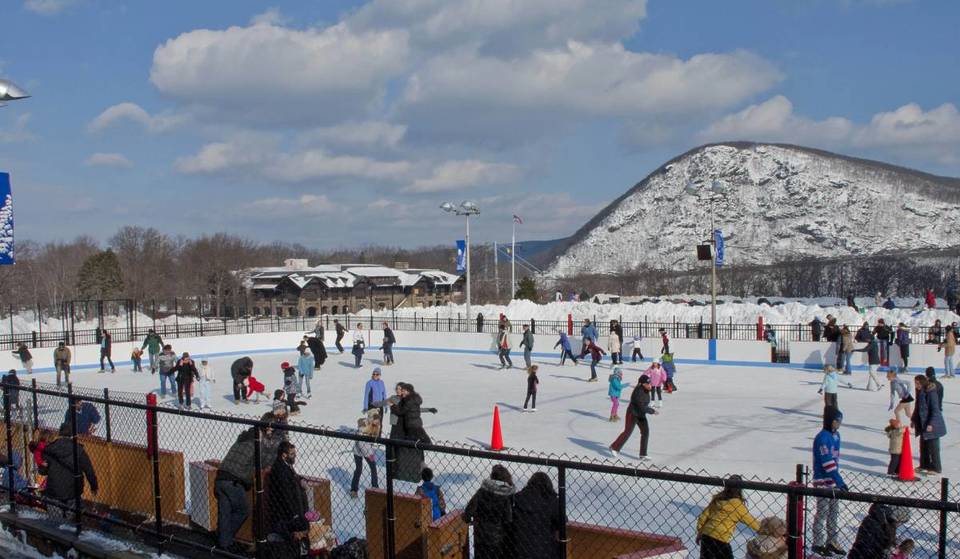 Zum „Besten des Hudson Valley” gewählt: Diese 100 Jahre alte Outdoor-Eisbahn liegt versteckt unter dramatischen Klippen, nur eine kurze Autofahrt von Manhattan entfernt.