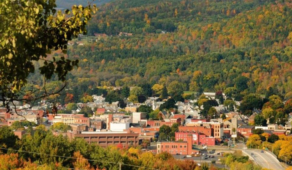 Diese atemberaubende „Maple City” ist einer der günstigsten Orte zum Leben in New York – mit durchschnittlichen Immobilienpreisen unter 70.000 Dollar und Mieten von weniger als 650 Dollar.