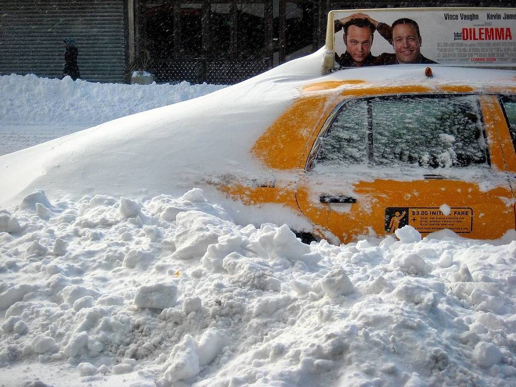 taxi de Nueva York cubierto de nieve nieve