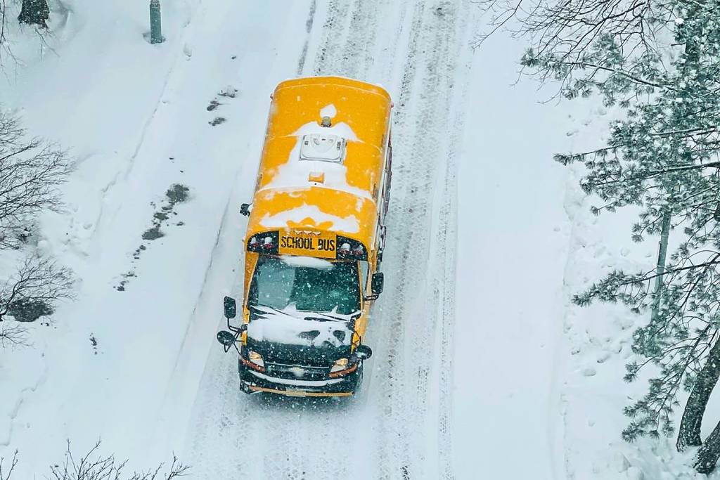 Die Schulen in NYC öffnen morgen wieder, nachdem es den ersten richtigen Schneetag seit 2019 gab – hier ist, was euch erwartet