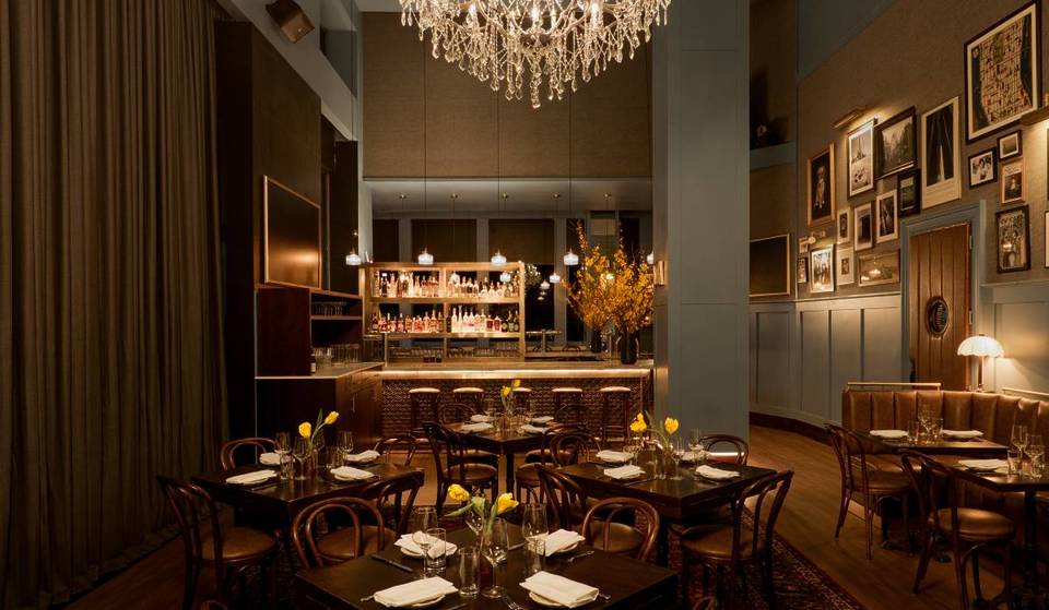 I migliori nuovi ristoranti e bar che aprono a New York questo marzo: una brasserie con forno a legna, un lounge dall’atmosfera suggestiva ispirato a Hong Kong e altro ancora.