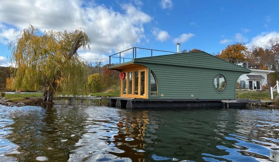 La primera «sauna flotante» de Nueva York ya está abierta en el lago más bonito del norte del estado, con una cabaña de cedro a 93 °C, zambullidas en agua helada y ambiente noruego.