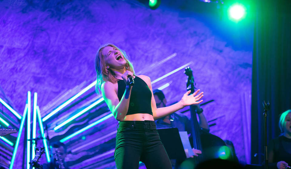 ‘Espresso’ Unplugged: Estrelas da Broadway reimaginam os sucessos de Sabrina Carpenter no centro de Nova Iorque