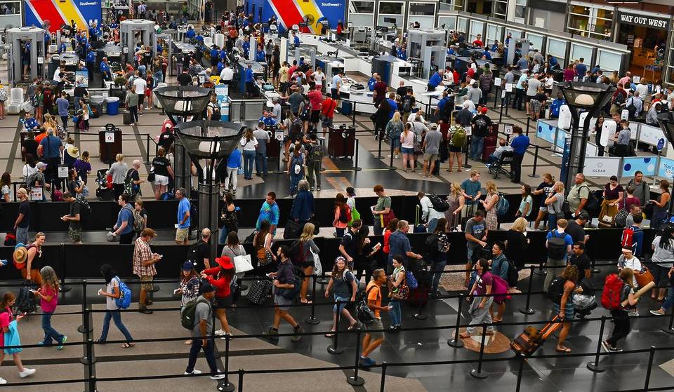Les files d’attente à la TSA pourraient exploser dans les aéroports de New York ce week-end alors que la fermeture se prolonge — Voici ce que ça signifie pour les voyageurs