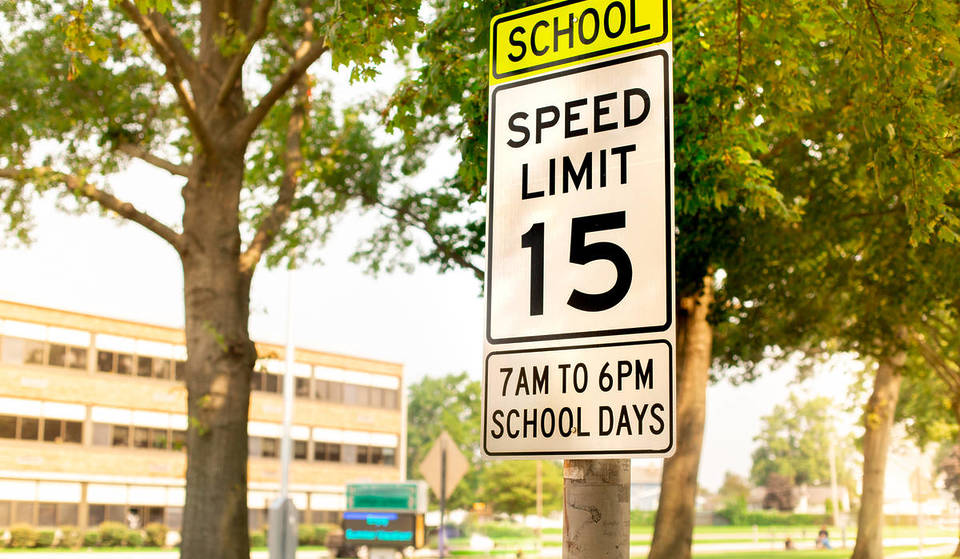 New York va abaisser les limitations de vitesse à 15 mph devant 800 écoles en 2026 : « Des vitesses plus basses sauvent des vies »