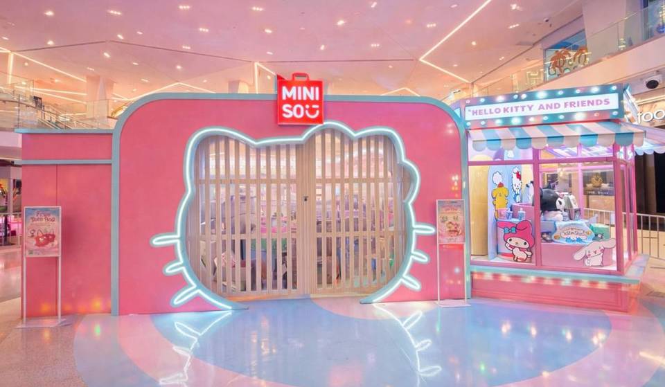 Ein kostenloses Hello Kitty-Pop-up ist für begrenzte Zeit in NYC angekommen – Tausende Fans kamen am Eröffnungstag