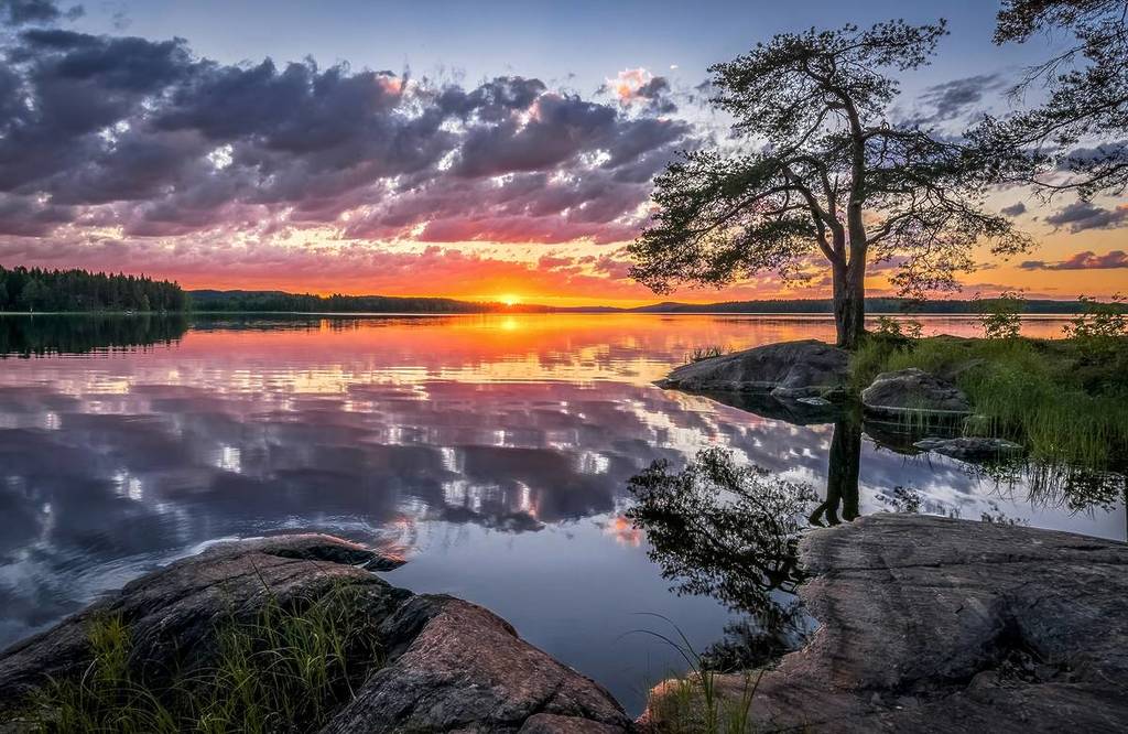 Fins meer bij zonsondergang
