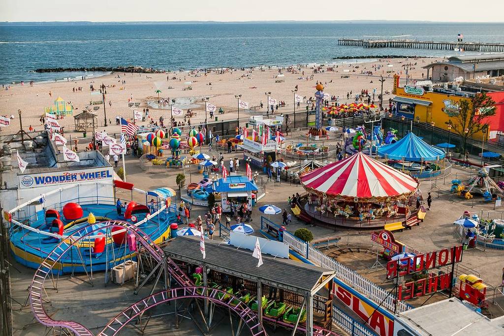 Playa de Coney Island, Nueva York - Verano de 2015: vista aérea de la playa de Coney Island y el parque de atracciones