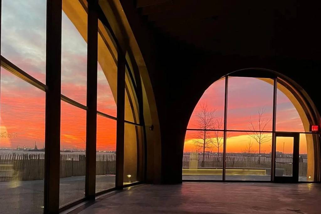 Un nuovo centro comunitario sul lungomare ha aperto ufficialmente a New York — Con vista sull’Hudson dal pavimento al soffitto, un giardino pensile gratuito e un posto in prima fila per la Statua della Libertà