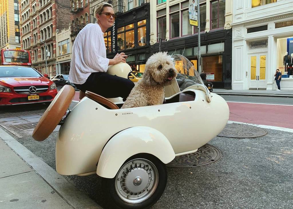 donna con il suo cane a New York