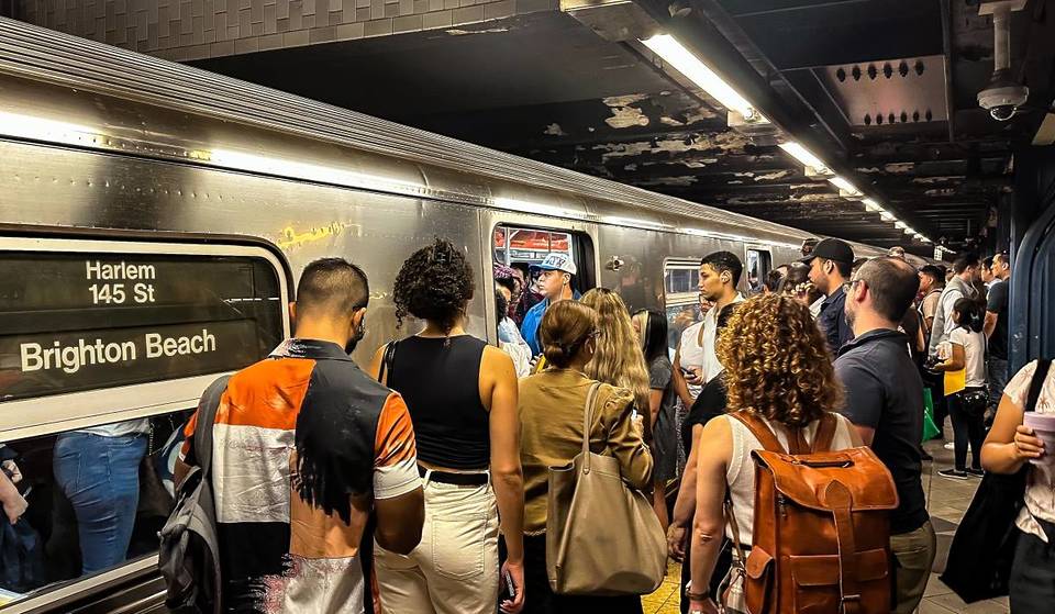 Neue MTA-Regel könnte Fahrgäste mit einer Geldstrafe belegen, die in den Zug einsteigen, bevor andere aussteigen können