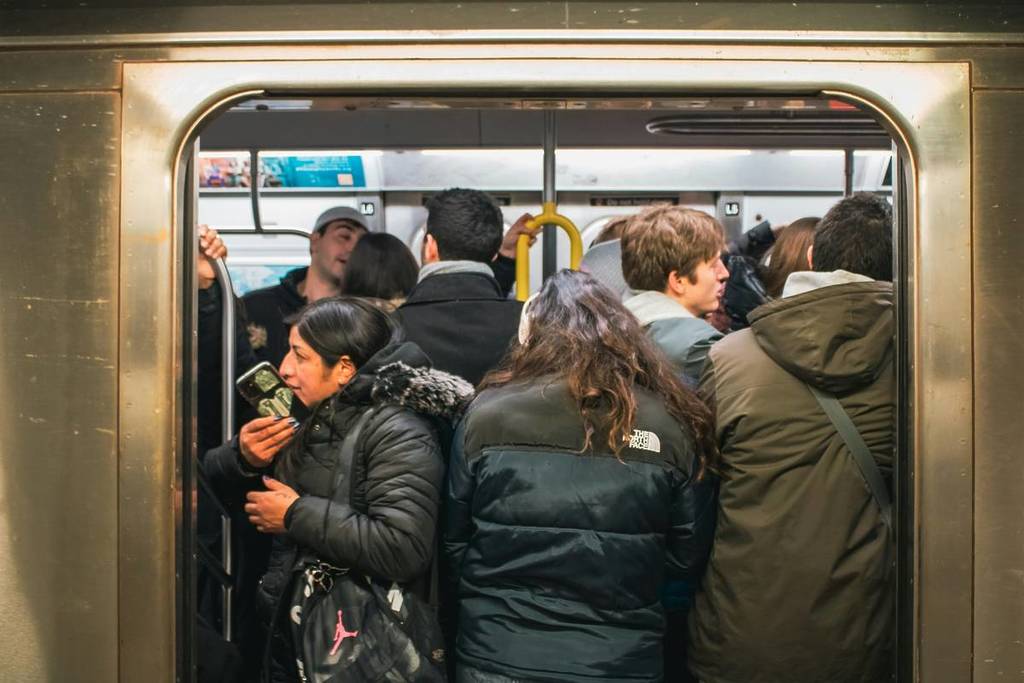 de overvolle metro in NYC