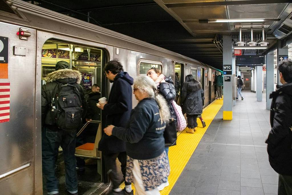 mensen in de overvolle metro van NYC