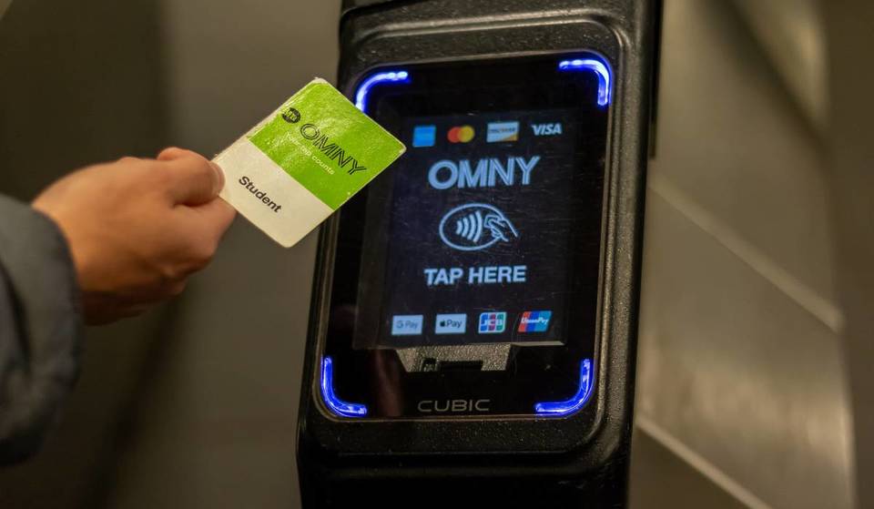 Os alunos de Nova York podem andar de metrô e ônibus de graça o ano todo — veja aqui como conseguir 4 viagens grátis por dia com o cartão OMNY de estudante