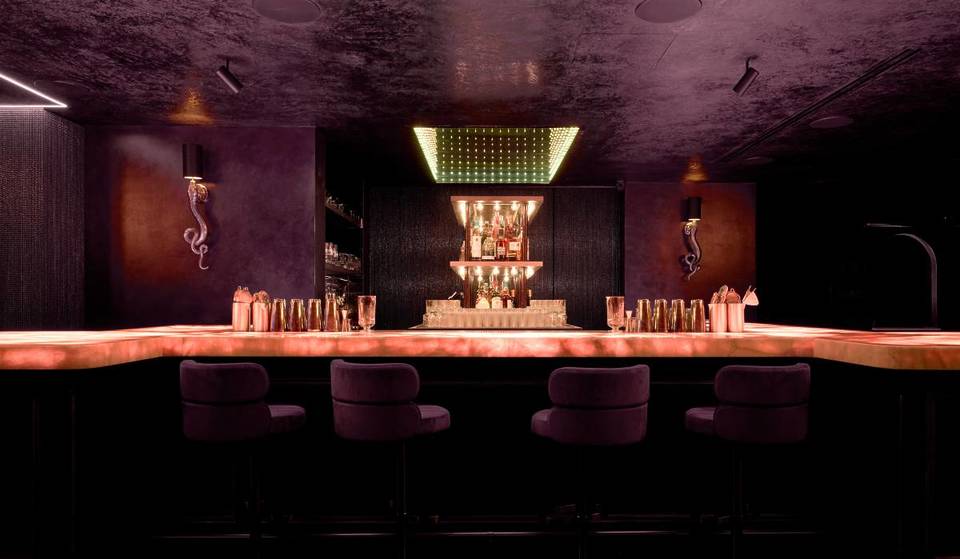 De nieuwste cocktaillounge van NYC verbergt een ‘geheim’ ritueel — en je kunt een champagnetoren meemaken die in brand wordt gestoken