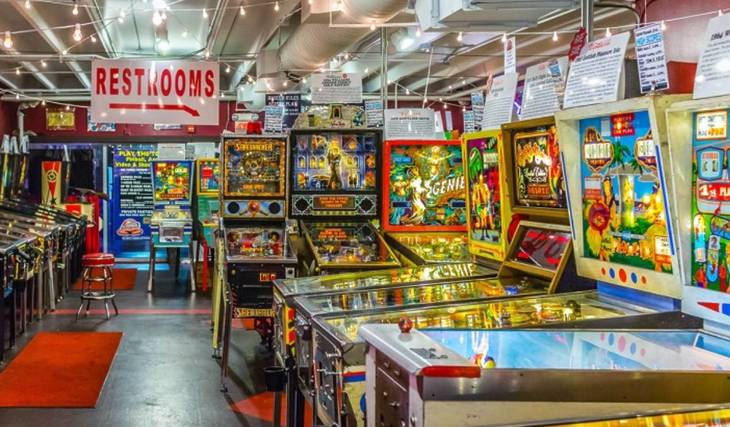 Esta animada ciudad costera, a solo 90 minutos de Nueva York, cuenta con un enorme museo de pinball cercano con más de 200 juegos arcade retro, y todos son de «juego libre».
