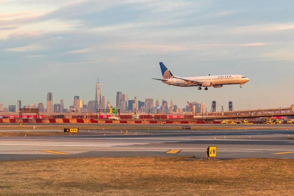 aereo nel cielo con lo skyline di New York sullo sfondo