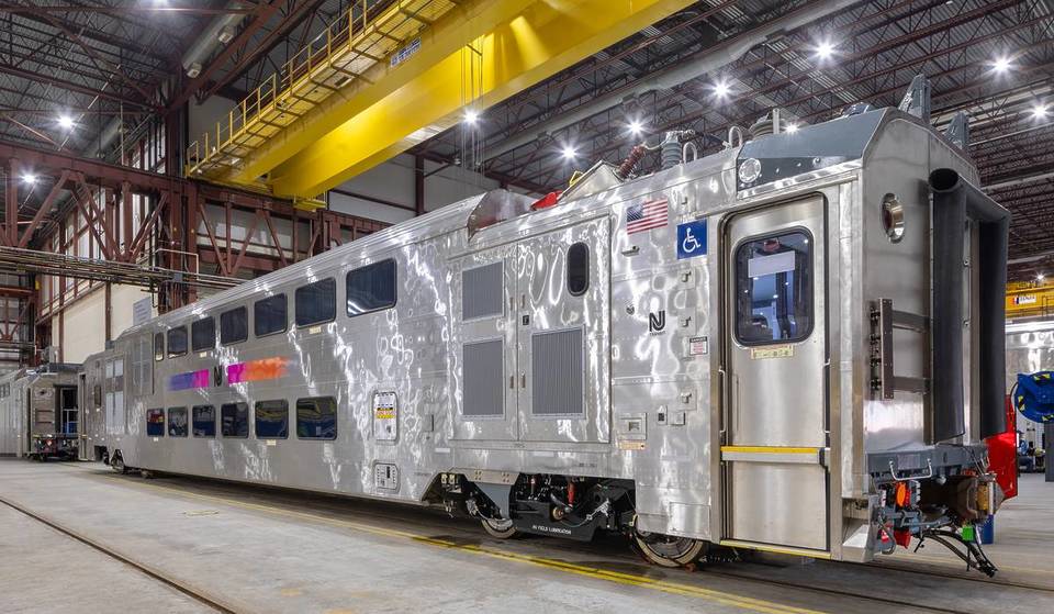 Après 50 ans, NJ Transit remplace enfin ses trains vieillissants des années 1970 par une immense flotte de rames à deux niveaux pouvant atteindre 180 km/h cet été