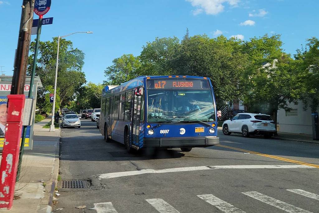 Um ônibus Q17 com destino a Flushing–Main Street parou em um semáforo na esquina sudeste da 188th Street com a Union Turnpike, em Fresh Meadows, Queens. Observa que este ônibus exibe o destino genérico “FLUSHING”, um estilo que será implementado nas novas rotas do Reestruturação do Sistema de Ônibus do Queens. No plano original de reestruturação, o Q17 teria sido eliminado, sem serviço contínuo neste corredor de transporte entre Jamaica, Fresh Meadows e Flushing. No plano atual, o Q17 permanecerá, mas sem serviço de paradas limitadas.