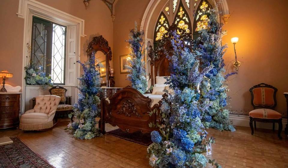 Esta impresionante mansión gótica de 27 hectáreas cerca de Nueva York se transforma en una enorme «Flower House» solo este fin de semana, con miles de flores, más de 20 diseñadores y una bolera secreta
