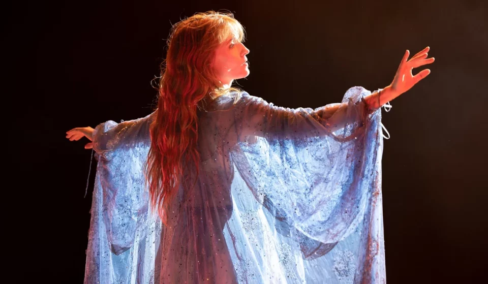 Ein seltenes Florence + The Machine Pop-up hat gerade in NYC eröffnet – aber du hast nur 48 Stunden Zeit, um dir exklusive Merchandise-Artikel zu sichern
