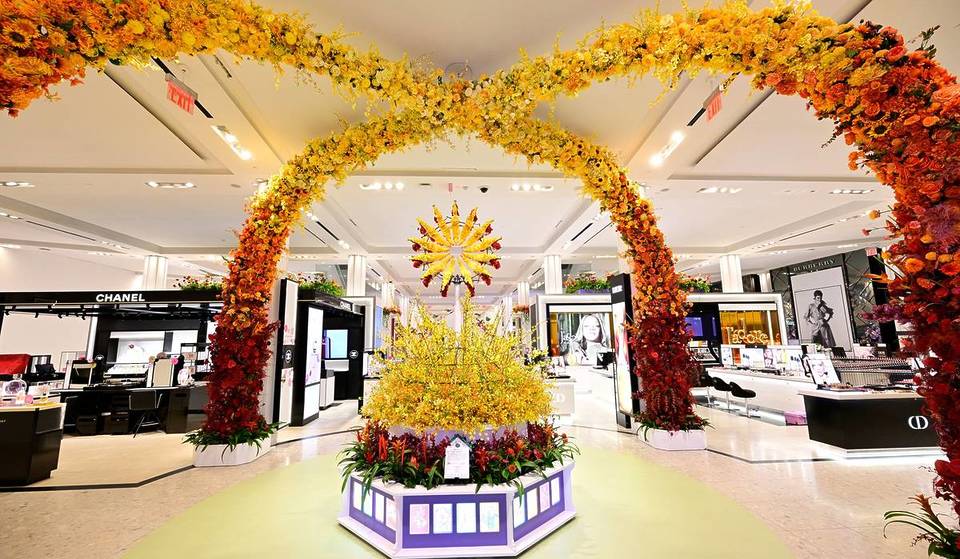 Le 51e Macy&rsquo;s Flower Show annuel est désormais ouvert à New York — avec des milliers de fleurs et une exposition luxuriante consacrée à la beauté selon Valentino