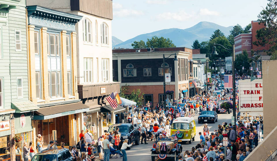 La région des Adirondacks, dans le nord de l&rsquo;État de New York, organise l&rsquo;escapade estivale ultime pour le 250e anniversaire des États-Unis — avec au programme des survols de F-35 et des feux d&rsquo;artifice en bord de mer