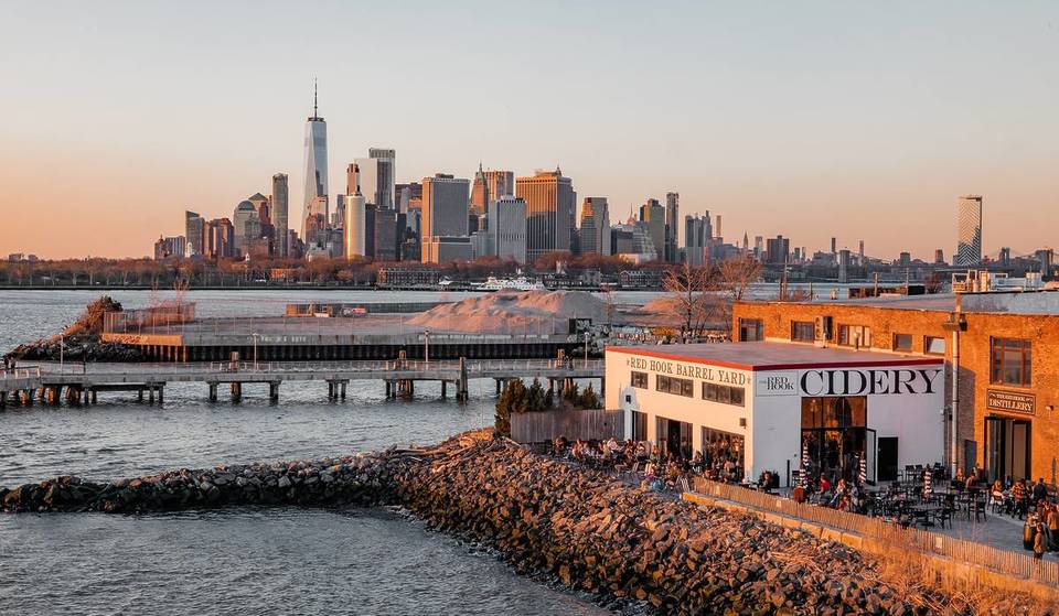 Une immense cave à vin, cidrerie et bar à fruits de mer de 3 700 m² ouvre ses portes à Brooklyn le mois prochain — avec une vue imprenable sur la Statue de la Liberté