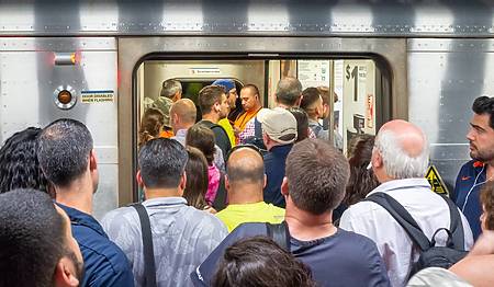 crowded nyc subway