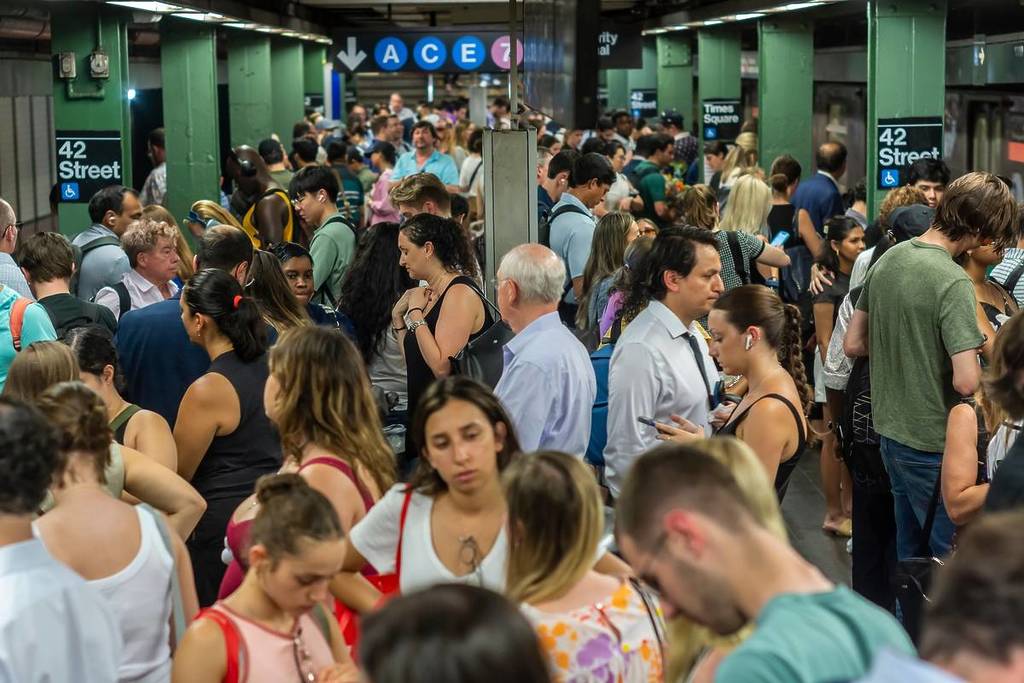 Nova York, NY, EUA – 26 de junho de 2024. A lotada estação IRT da 42nd Street-Times Square no metrô de Nova York durante um atraso