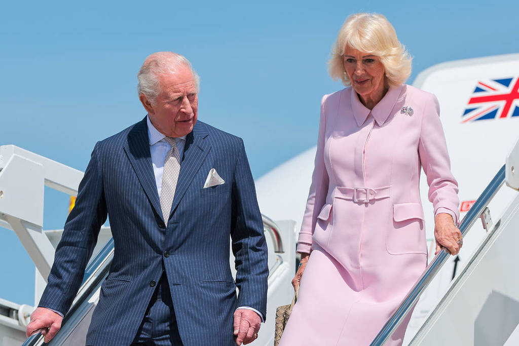 JOINT BASE ANDREWS, MD - 27 APRIL: Koning Charles III en koningin Camilla stappen uit hun vliegtuig bij aankomst op de eerste dag van hun staatsbezoek aan de Verenigde Staten, op 27 april 2026 op Joint Base Andrews, Maryland. Het bezoek omvat stops in de hoofdstad, New York City en Virginia, georganiseerd ter ere van de 250e verjaardag van de onafhankelijkheid van de Verenigde Staten van Amerika. (Foto door Chip Somodevilla/Getty Images)