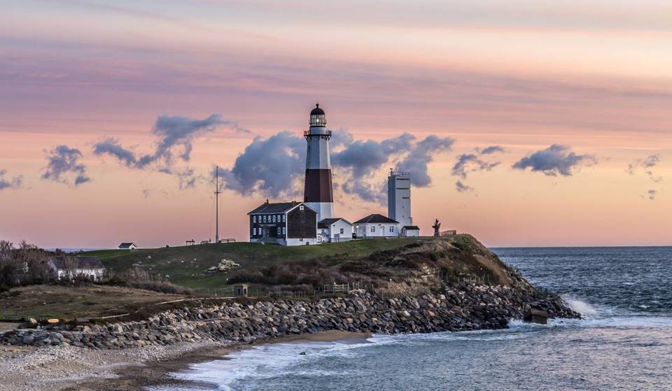 Questo percorso costiero di 94 miglia potrebbe essere uno dei tragitti estivi più panoramici di New York: collega vivaci località balneari e il faro più antico dello Stato