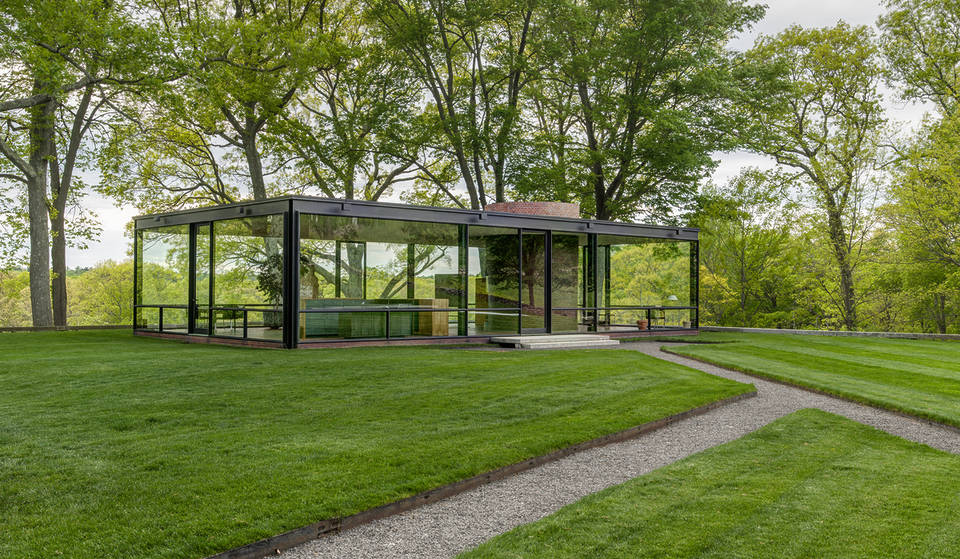 Een ‘onzichtbaar’ huis, verscholen in 49 hectare bos, is de ultieme weekendbestemming vanuit NYC — en er is net een zeldzame nieuwe tentoonstelling geopend voor 2026