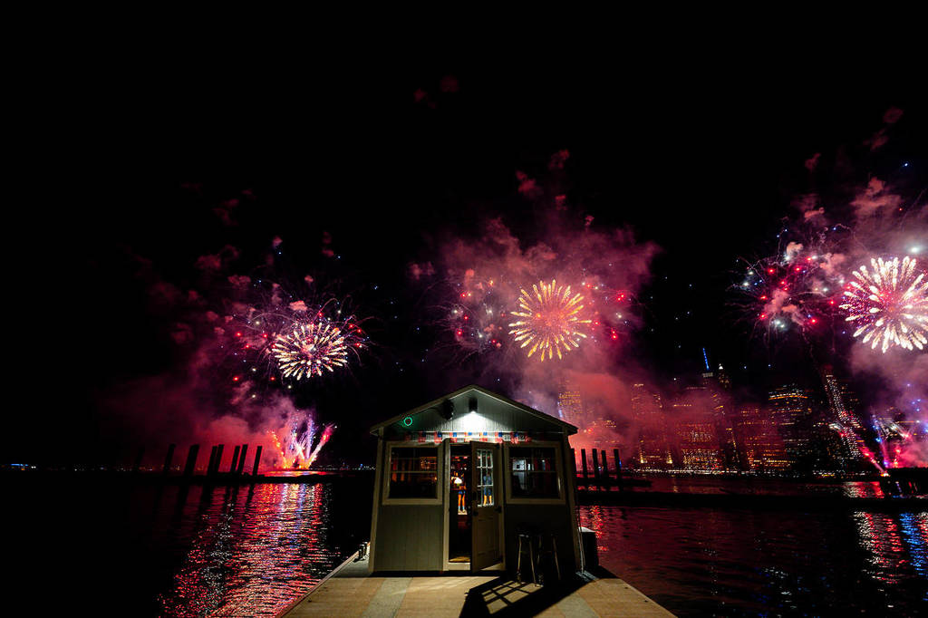 Concrete Shoals met vuurwerk