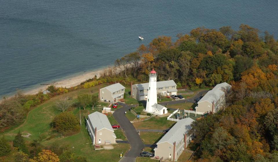 Cette « route aquatique » rare de Long Island procure aux conducteurs la sensation surréaliste de flotter entre deux mers — avec des côtes dignes d’un phare et la magie d’un coucher de soleil époustouflant