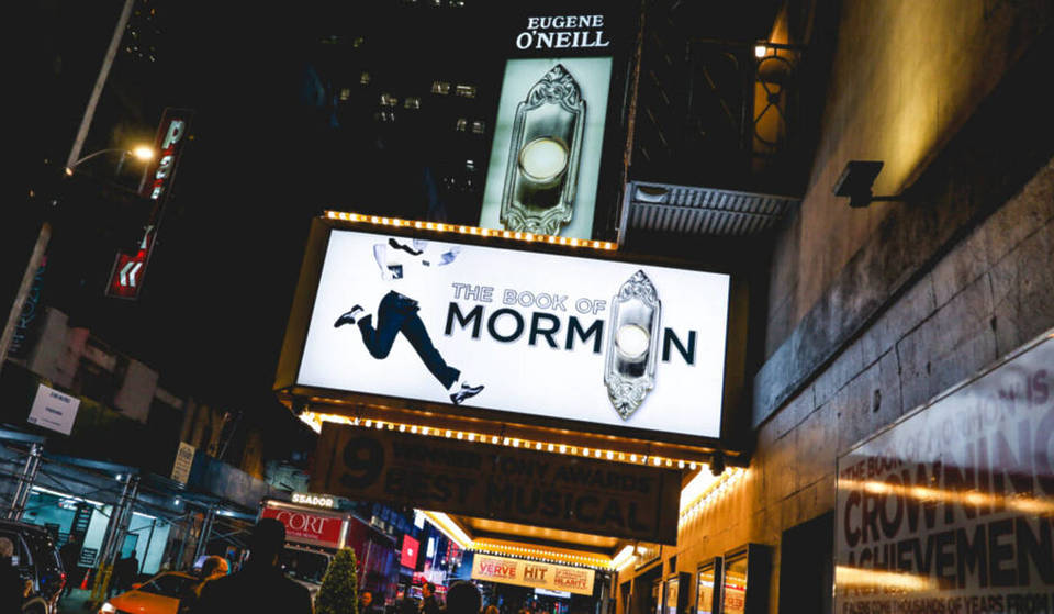 Alle voorstellingen van ‘The Book of Mormon’ zijn tot en met 17 mei afgelast nadat een complexe brand van niveau 3 dit historische theater in NYC heeft gesloten